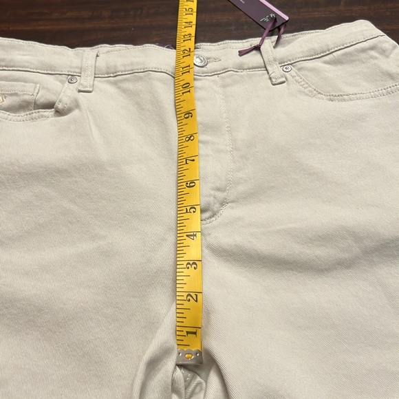Gloria Vanderbilt Slimming Jeans - Cream. Size 16 inseam 31 - Picture 8 of 10